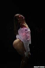 Abella Danger - Highlighting Her Curves | Picture (4)
