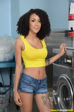 Ariana Aimes - Laundromat Lust | Picture (1)