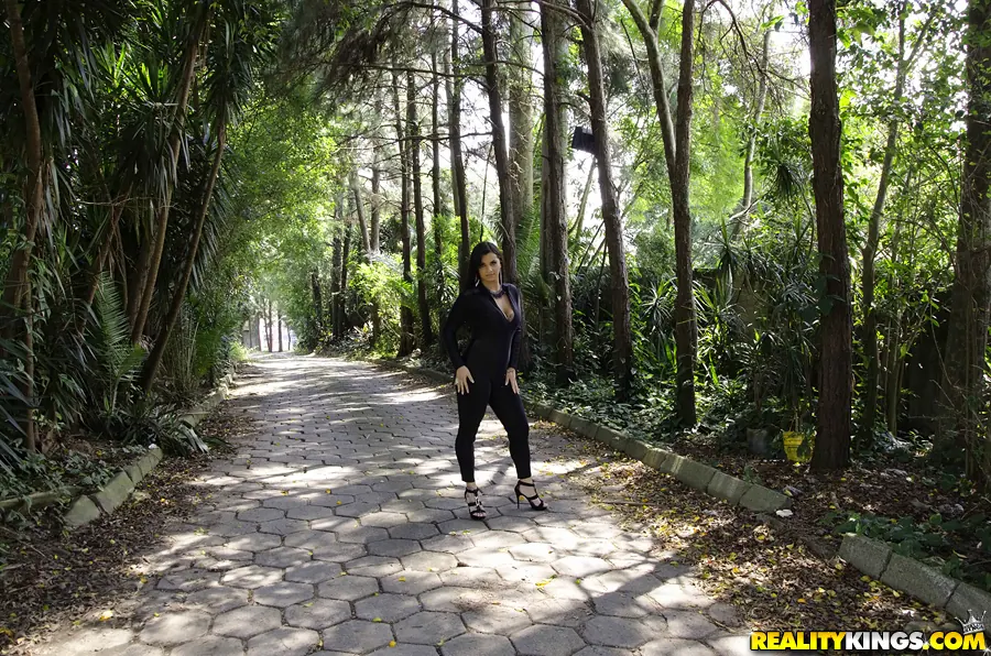 Cristine Castellari - Sexy walk | Picture (1)